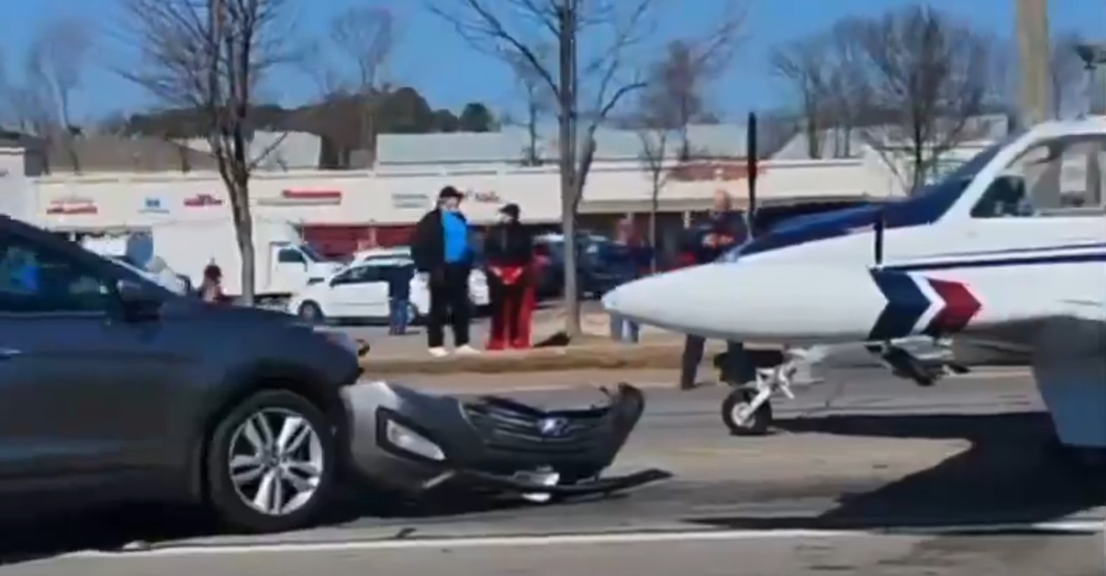  مریکہ کی ریاست جارجیا میں ایک مصروف ہائی وے پر چھوٹے طیارے کی ہنگامی لینڈنگ