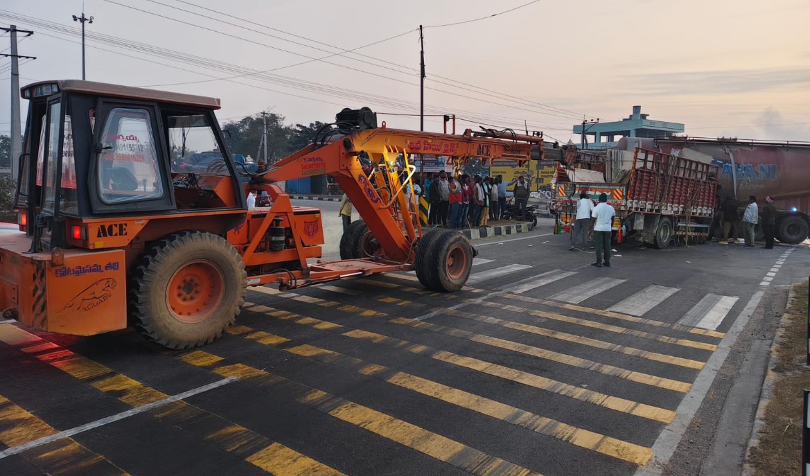نلگنڈہ: مریال گوڑہ میں خوفناک سڑک حادثہ، تین مزدور ہلاک، تین شدید زخمی