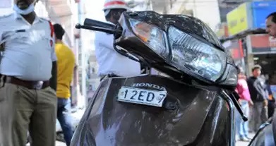 حیدرآباد میں ٹریفک جرمانوں سے بچنے گاڑیوں کی نمبر پلیٹس میں چھیڑ چھاڑ