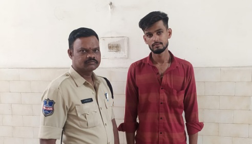 حیدرآباد میں ایک شخص کو 15 دن کی جیل؛ پولیس نے برآمد کی پیپر کٹنگ بلیڈ 