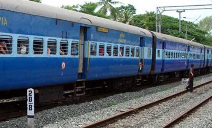 خاتون نے بچہ کے ساتھ ٹرین کے سامنے کود کر کی خود کشی