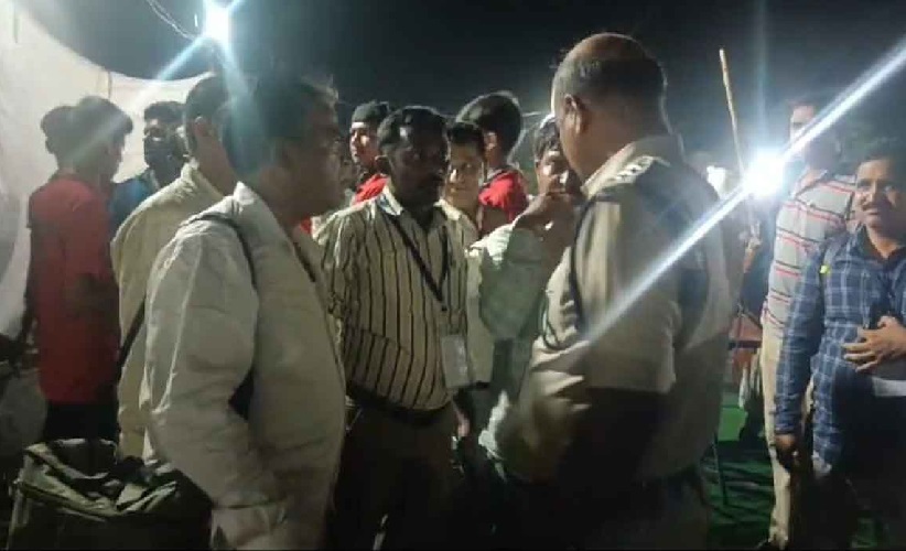 رائے دہی کی ڈیوٹی انجام دینے والے ٹیچرس کا احتجاج۔ پولیس کا لاٹھی چارج