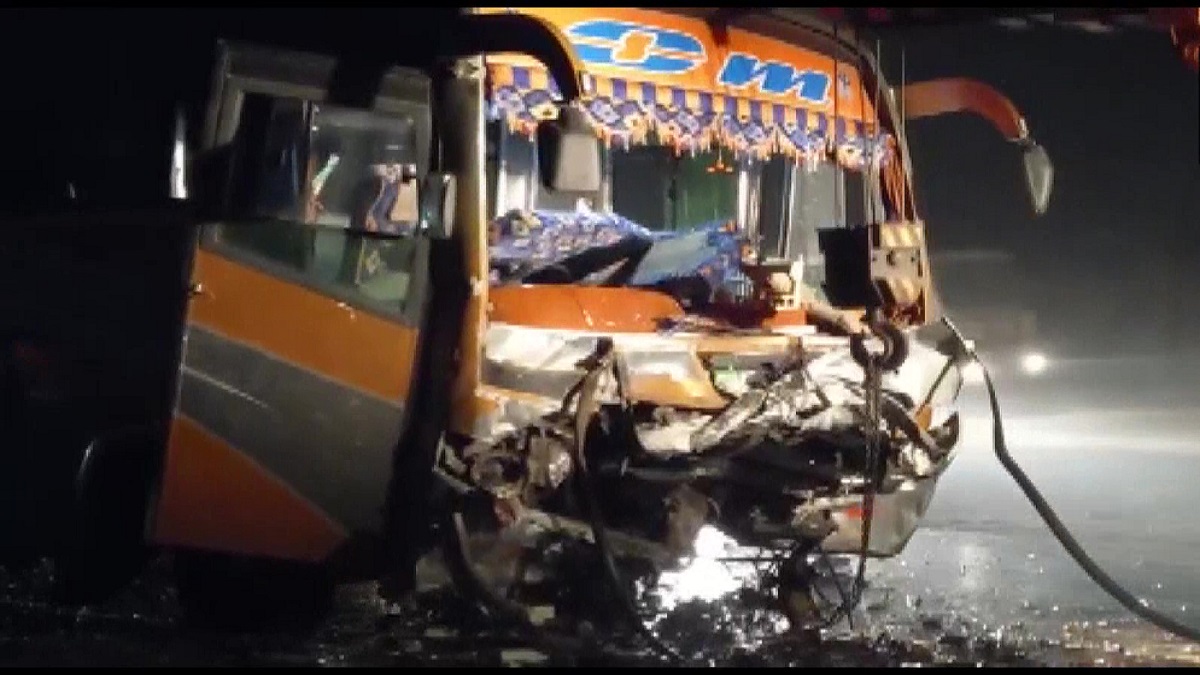 گجرات کے نوساری میں ہائی وے پر لگژری بس کی ایس یو وی سے ٹکر، 9 افراد ہلاک