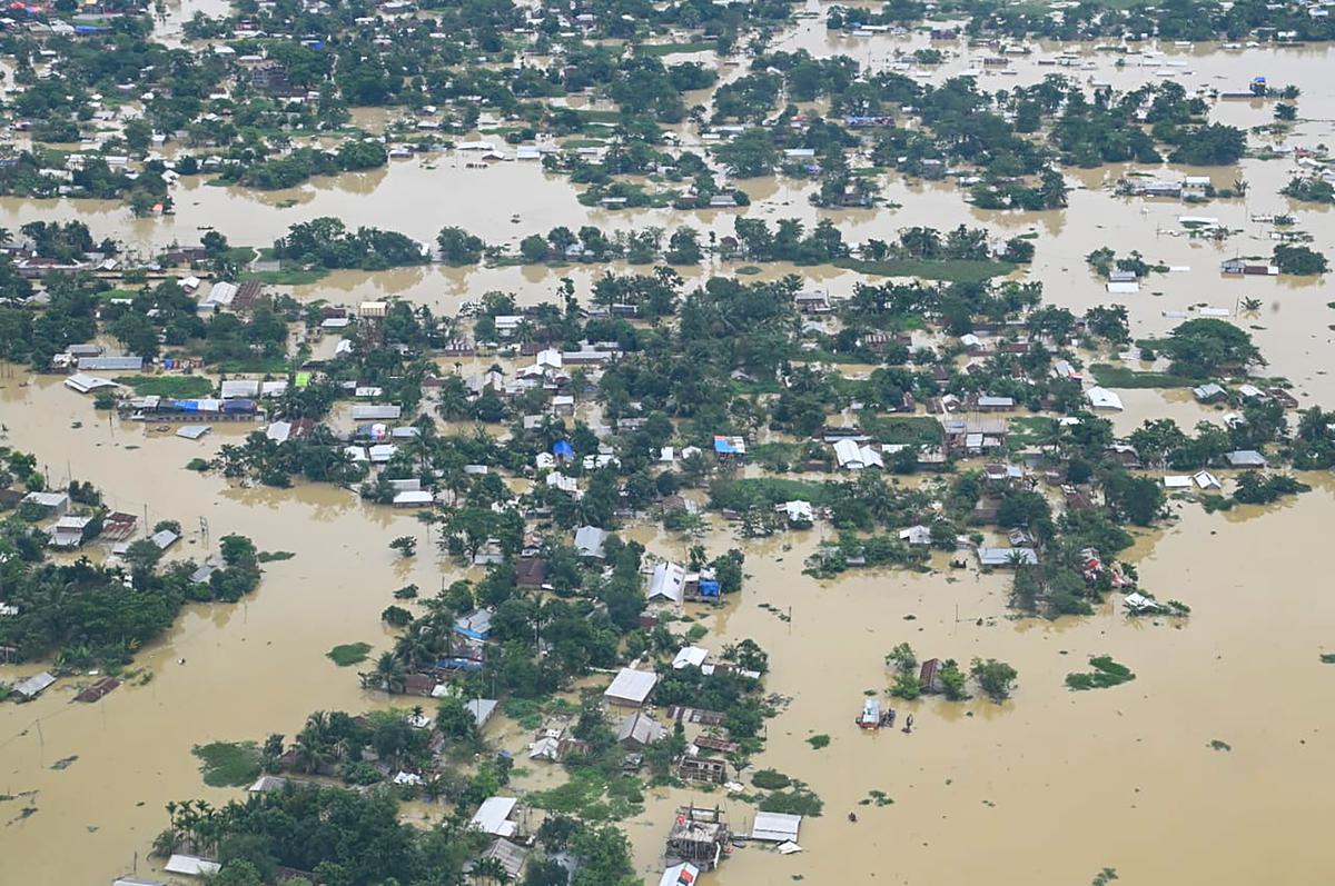 آسام میں سیلاب کی تباہی.. دریائے برہمپترا خطرے کی سطح سے آگے بہہ رہی ہے۔