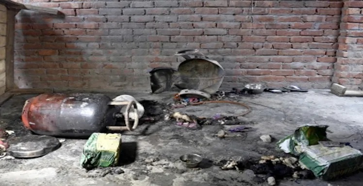 دہلی میں گیس سلنڈر پھٹنے سے مکان منہدم، آٹھ زخمی