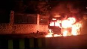 پرانا شہر حیدرآباد کے مادناپیٹ علاقہ میں منی پرائیویٹ بس میں آگ لگ گئی