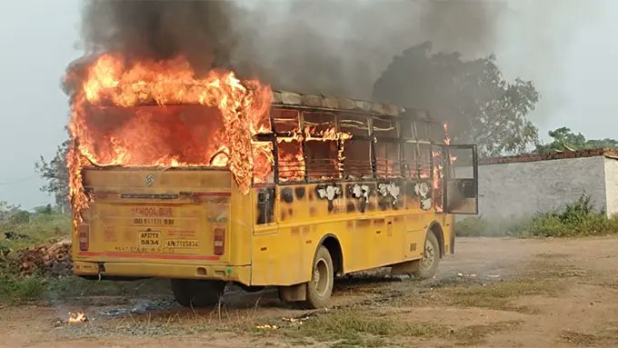 ڈرائیور اور کلینر کی لڑائی: اے پی پرکاسم ضلع میں اسکول بس کو پٹرول چھڑک کر آگ لگا دی گئی