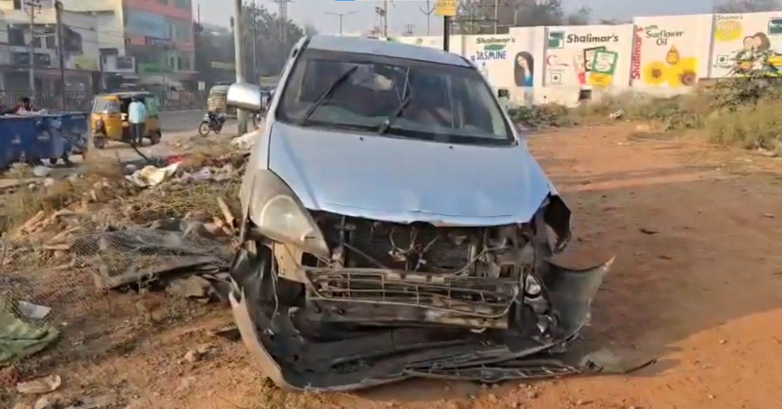 میلاردیو پلی میں خوفناک حادثہ، تیز رفتار کار دکان سے ٹکرا گئی، ایک ہی خاندان کے 3 افراد کی موت