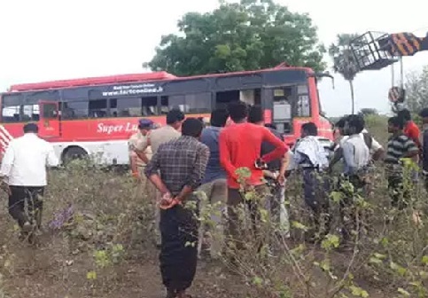 وجے واڑہ میں آر ٹی بس حادثے کا شکار، ڈرائیور اور کنڈکٹر کی موت