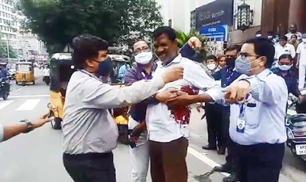 حیدرآباد کے بینک میں سیکیورٹی گارڈ کی فائرنگ