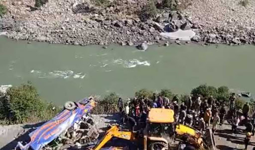 ڈوڈہ میں المناک سڑک حادثہ، 11 مسافر از جان، 15 زخمی