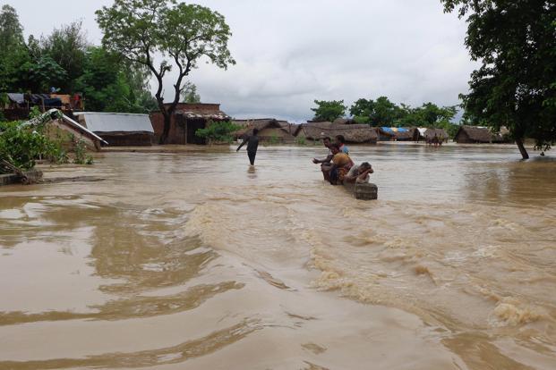 بلیا میں رنگ باندھ ٹوٹنے سے 296 گاؤں سیلاب کی زد میں