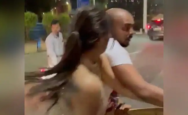 کرکٹر پرتھوی شا اور شائقین کے بیچ سیلفی کو لیکر ہوا جھگڑا 