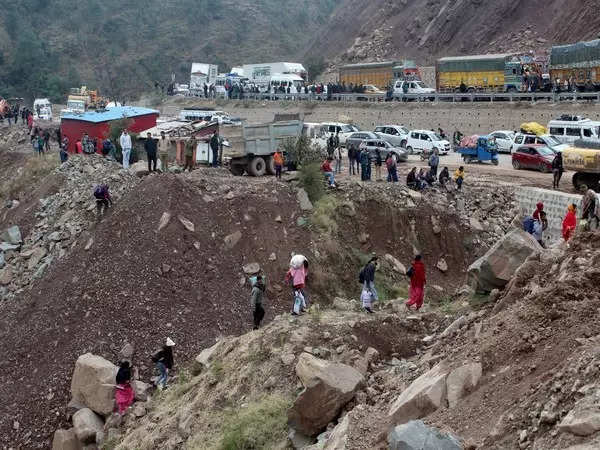 ہماچل پردیش میں مٹی کا تودہ گرنے سے 20 میٹر لمبا پل گر گیا