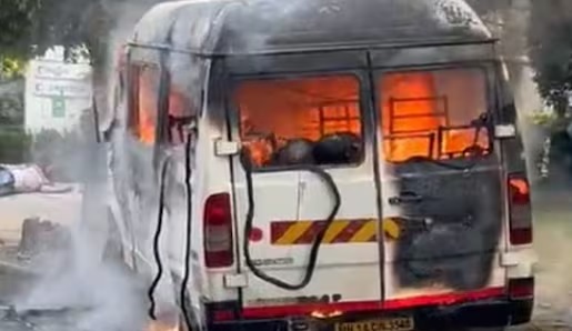 پونے میں بس میں آگ لگنے سے چار افراد جھلس کر ہلاک 