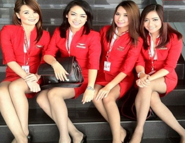 ایئر ہوسٹس کی ڈریس پر خاتون مسافر نے جتایا اعتراض ‘کہا صاف دیکھ رہے انڈرگارمنٹس