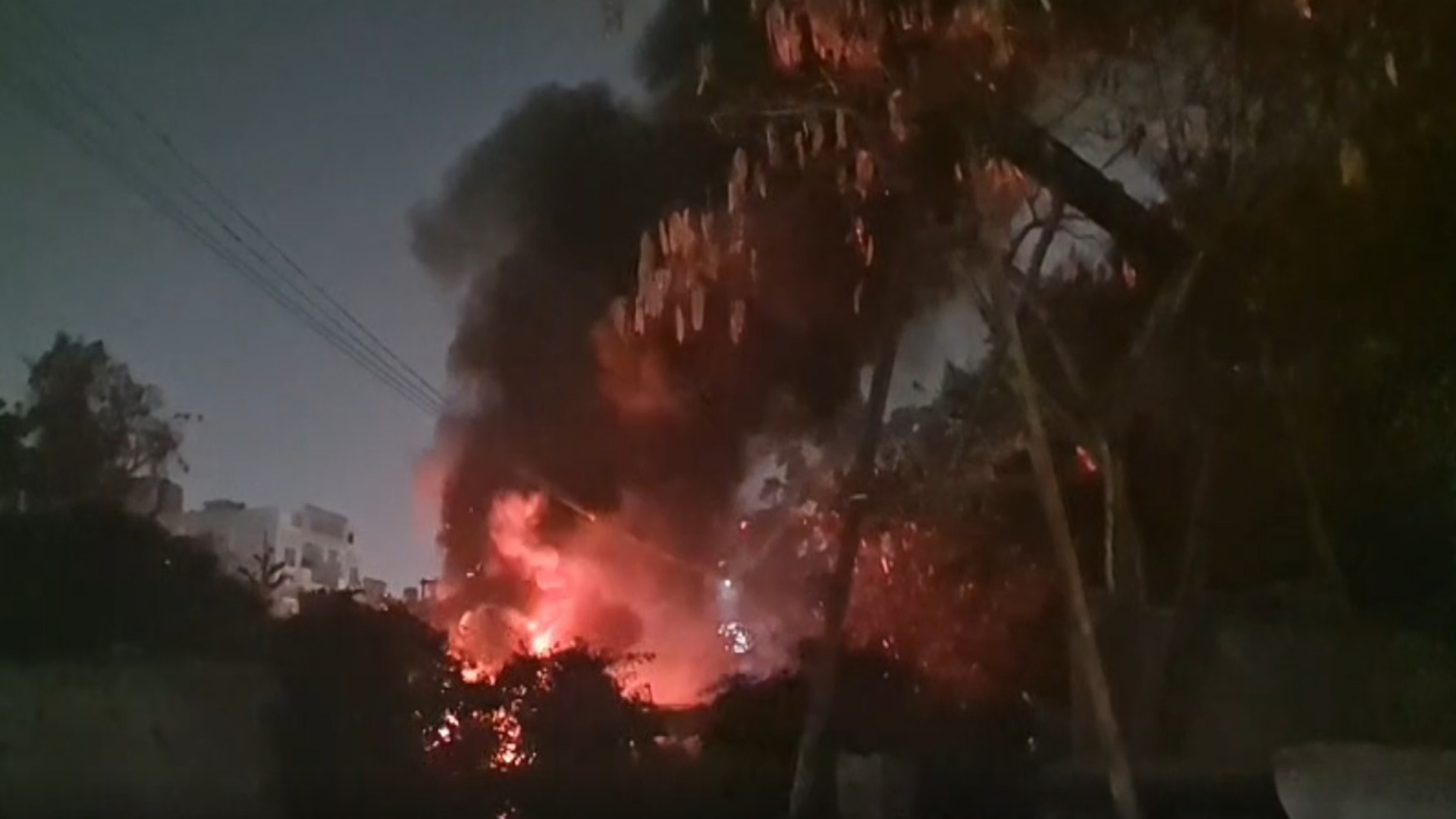 حیدرآباد : نامپلی کے وجئے نگر کالونی میں میکانک شاپ میں خوفناک آتشزدگی، تین کاریں جل کر خاک