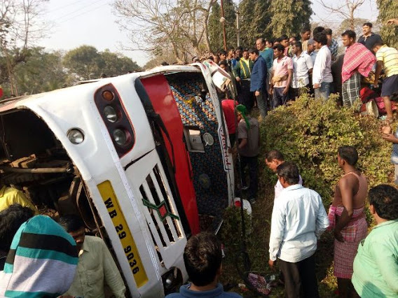 بنگال میں بس حادثے میں دولوگوں کی موت، 40 زخمی
