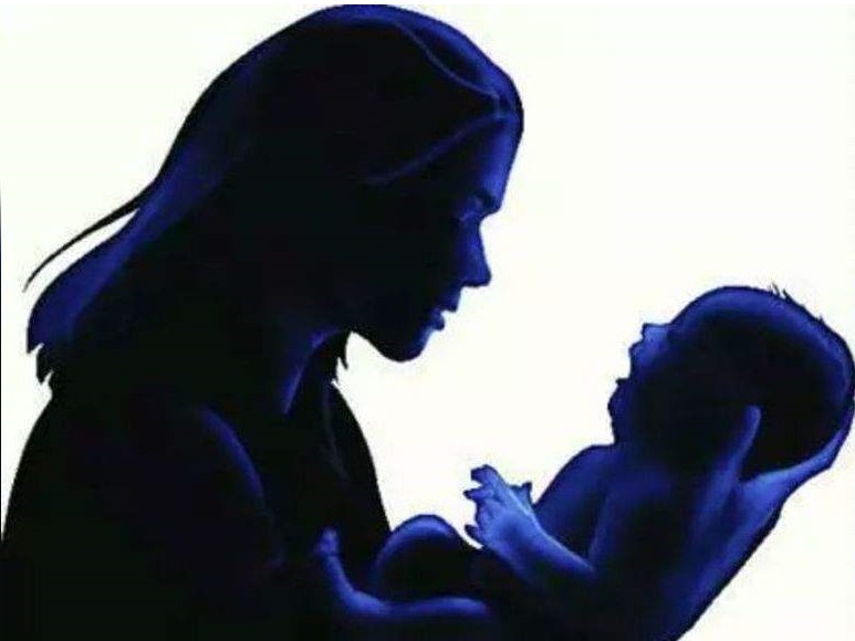 خاتون نے سڑک کے کنارے بچہ کو جنم دیا۔حیدرآباد میں واقعہ