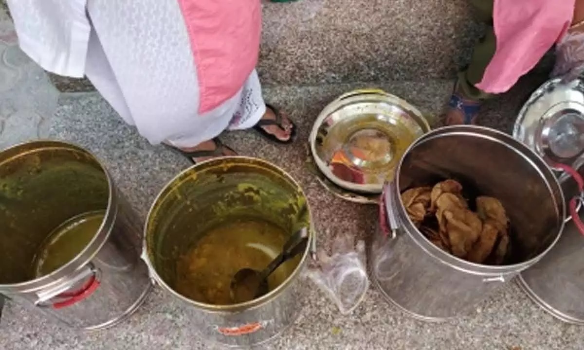 کھانا کھانے کے بعد گریجن آشرم گرلز ہائی اسکول میں طالبات بیمار پڑ گئیں