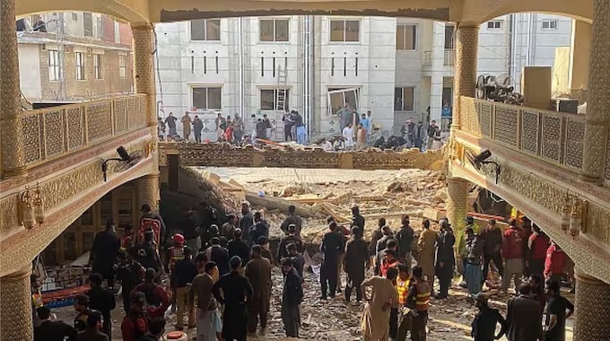 پشاور کی مسجد میں ہوئے دھماکے میں 28 افراد ہلاک، 150 زخمی