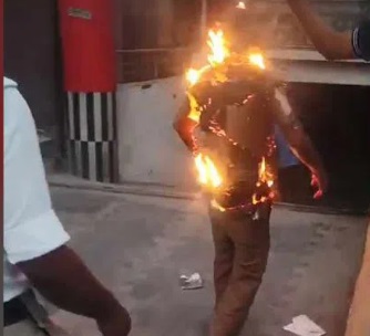 پولیس کے چھیننے کے بعد شخص نے خود کو آگ لگا لی