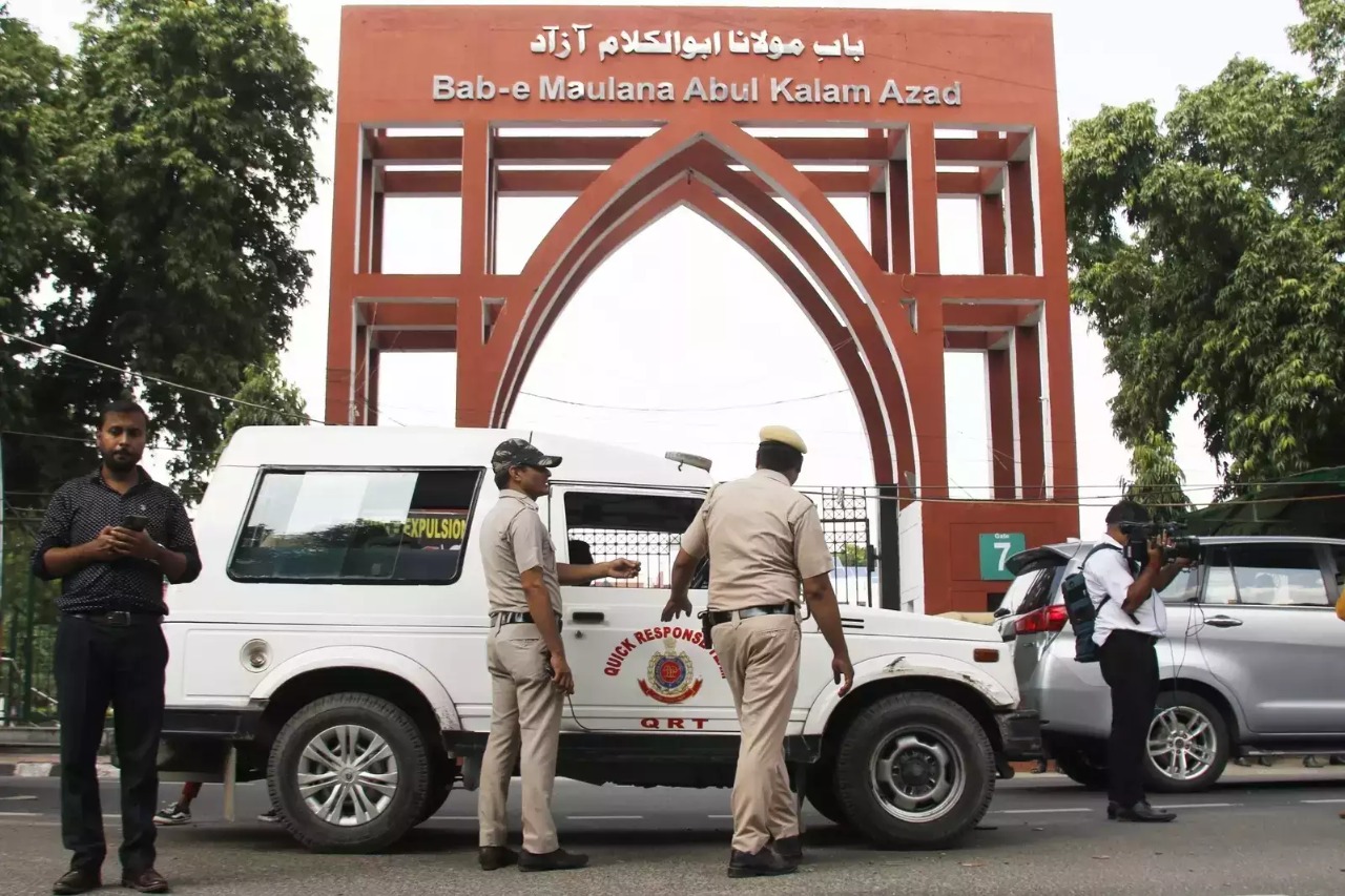 مودی پر بی بی سی کی فلم کی نمائش پر جامعہ ملیہ کے باہر 4 افراد کو حراست میں لیا گیا