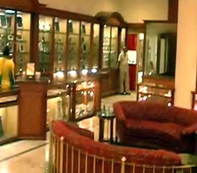 دہلی کے شوروم سے نوکڑوڑ کی گھڑیاں چوری۔۔چور رحم دل یا گھڑیوں کا شوقین؟