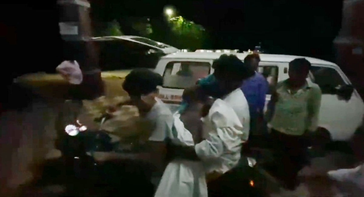 ایمبولنس میں لاش کی منتقلی کیلئے 20ہزار روپئے کی طلبی،ضعیف شخص ٹووہیلرپربیٹے کی لاش منتقل کرنے پرمجبور