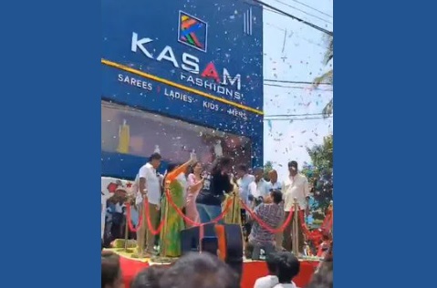 محبوب آباد میں اسٹیج گرنے سے کانگریس لیڈر اور اداکارہ پرینکا موہن زخمی 