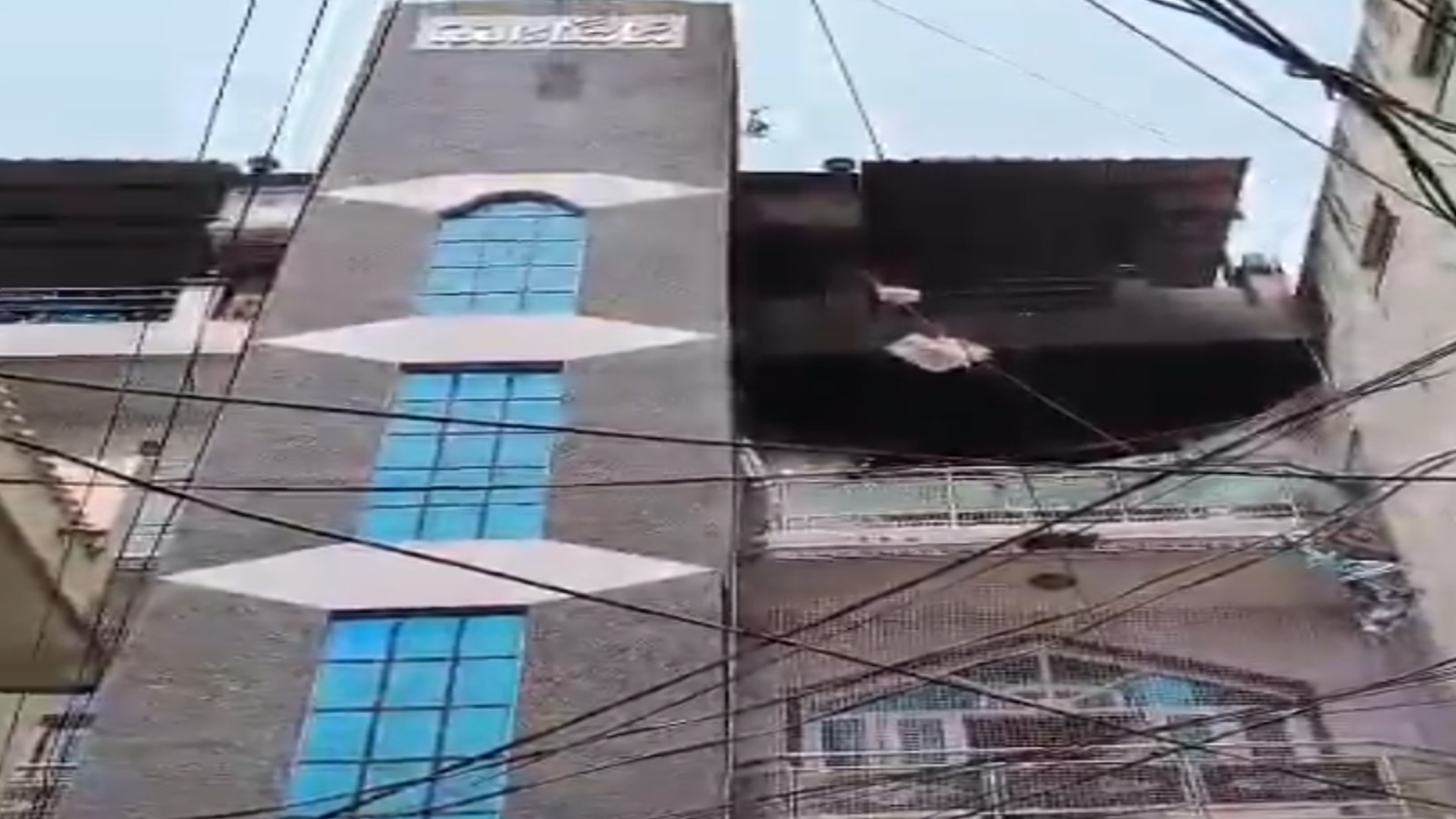 نامپلی کے ریڈ ہلز میں رہائشی عمارت کی تیسری منزل پر آتشزدگی کا واقعہ