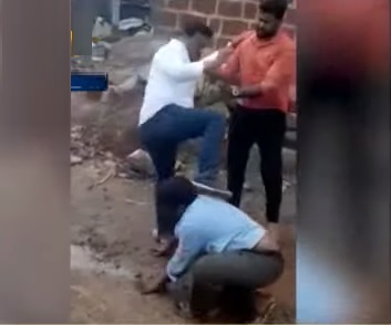 تلنگانہ:گاوں کے بلدی مسائل اٹھانے والے شخص کو سرپنچ نے لات ماری،ویڈیو وائرل