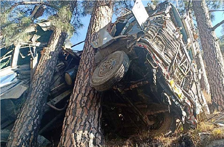 درخت نے بچائی کئی زندگیاں، آئی ٹی بی پی جوانوں سے بھری بس کھائی میں گری، ایک کی موت، 32 زخمی