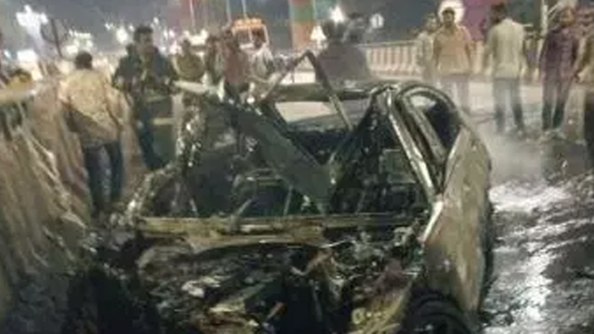 حیدرآباد کے ایل بی نگر میں حادثہ، تیز رفتار کار ٹرک سے ٹکرانے کے بعد آگ لگ گئی