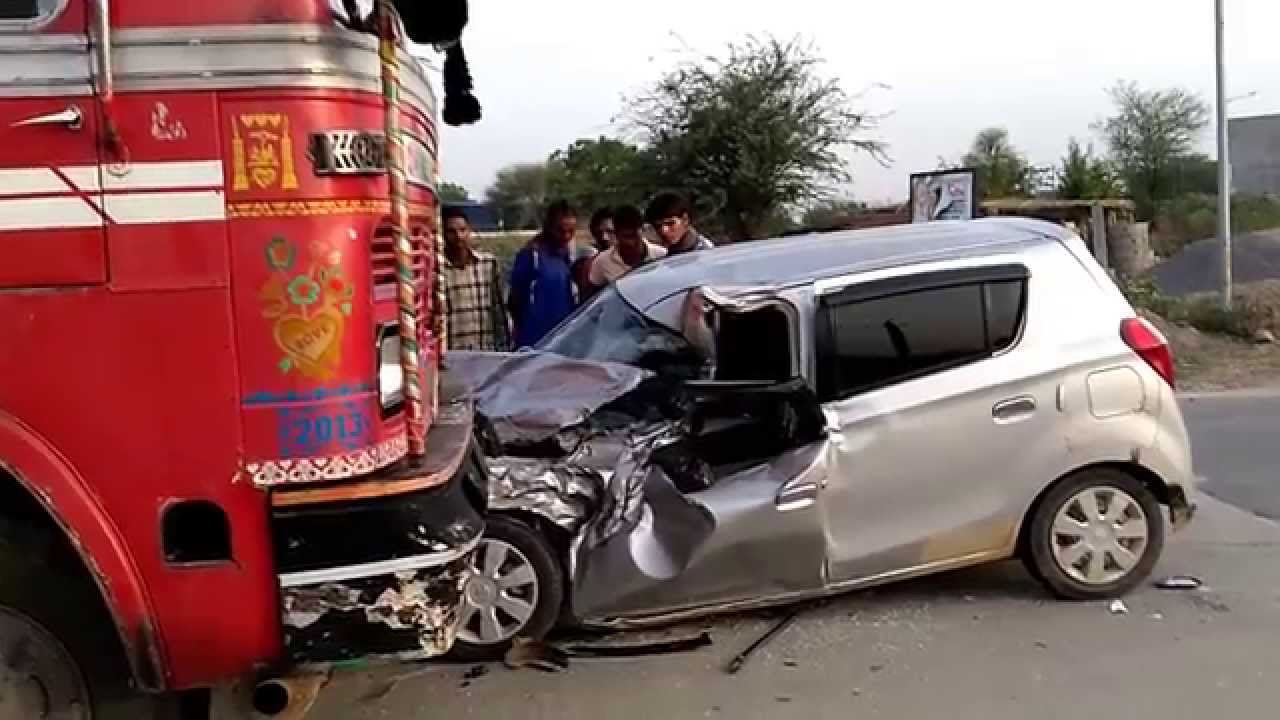 ٹرک اور کار کی ٹکر میں پانچ افراد ہلاک