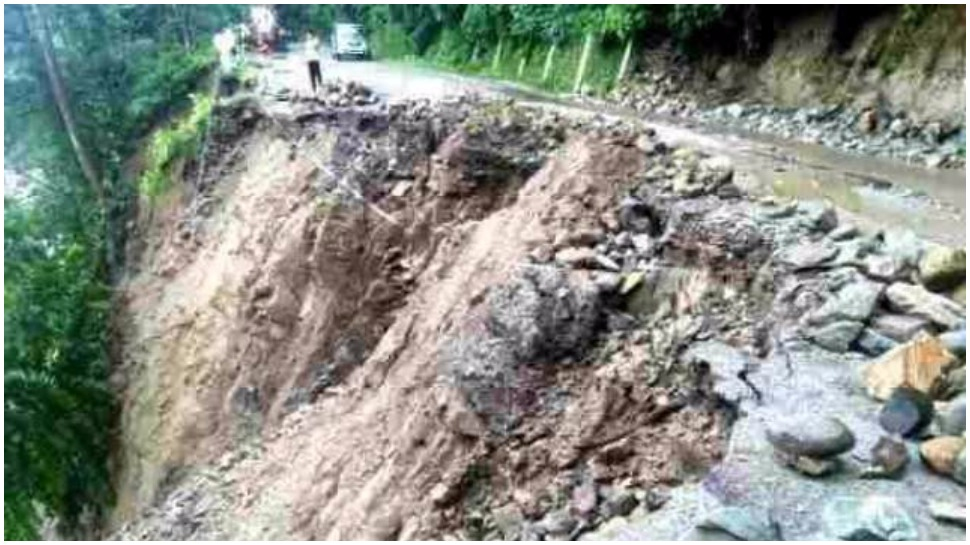 ہماچل پردیش: زمین کھسکنے سے کھائی میں گری کار، 6 کی موت