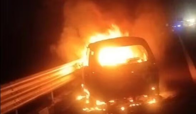 دہلی-ممبئی ایکسپریس وے پر خوفناک حادثہ: الور میں چلتی کار میں آگ، ایک ہی خاندان کے 5 افراد ہلاک 