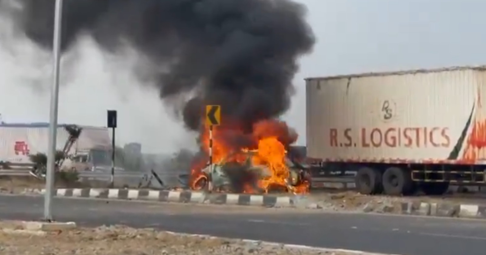 تلنگانہ: سداشیوانگر ہائی وے پر چلتی کار میں آگ، ڈرائیور زخمی