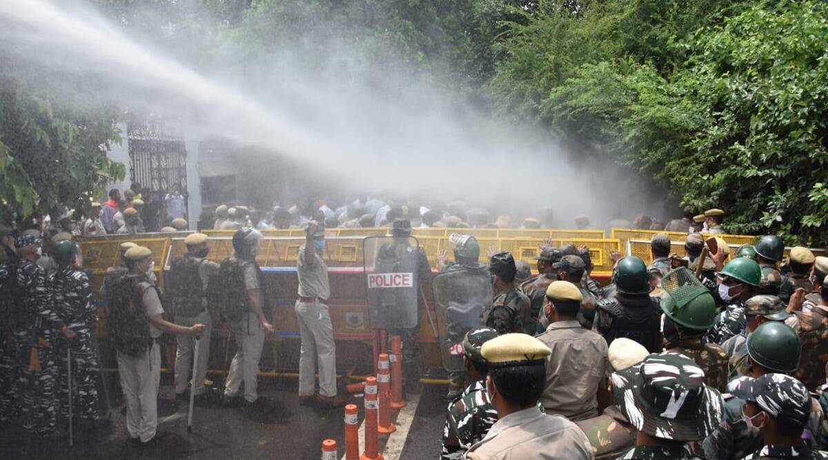 دہلی پولیس نے کیجریوال کے گھر کے باہر احتجاج کرنے والے بی جے پی کارکنوں پر واٹر کینن کا استعمال کیا
