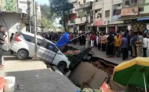 گوشہ محل میں سڑک کا ایک حصہ دھنس گیا،  گاڑیوں کو نقصان