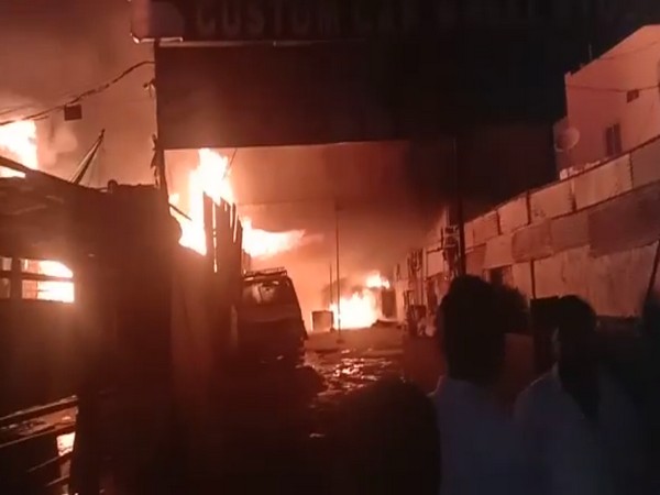 حیدرآباد کے ٹائیمبر ڈپو میں آگ بھڑک اٹھی