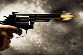 میرٹھ میں ایک شخص کا گولی مار کر قتل، بھیڑ نے آگ لگائی