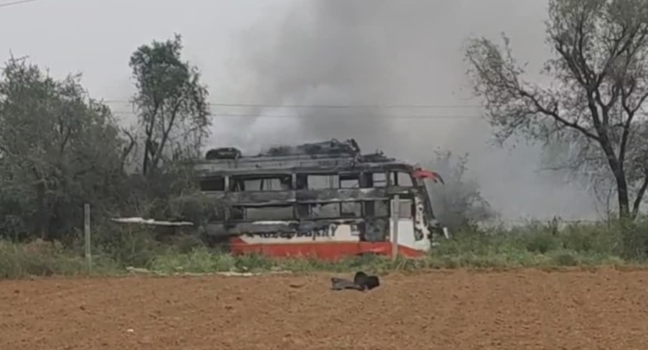 جے پور : بس ہائی ٹینشن تار سے ٹکرا کر آگ کی لپیٹ میں، باپ بیٹی ہلاک، دس زخمی