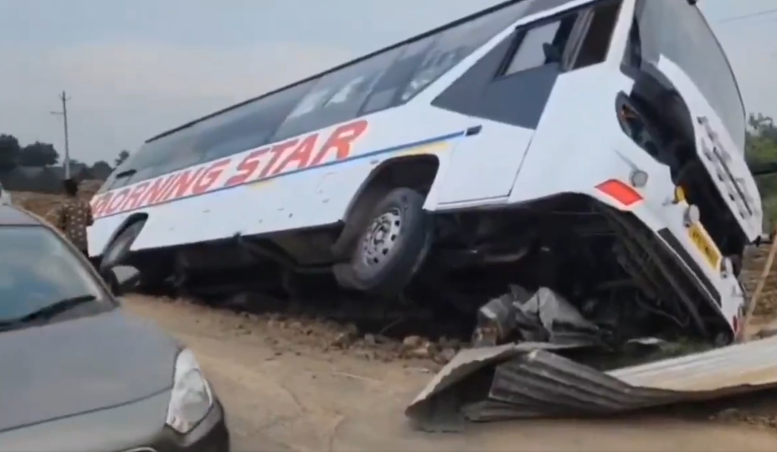 پلناڑو میں پرائیویٹ بس حادثے کا شکار، 30 مسافر بال بال بچ گئے