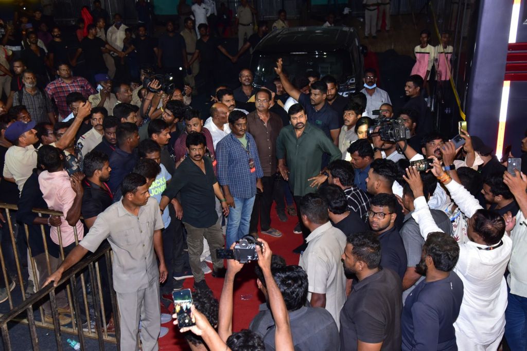 اننتھا پور کے علاقے میں گوڈ فادر فلم کی پری ریلیز کو جانے والے لڑکے کی موت،