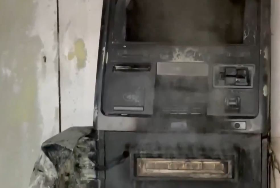 ممبئی-احمد آباد ہائی وے کے قریب بینک آف انڈیا کے ATM کو لگائی گئی آگ