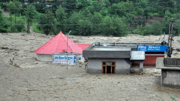 ہماچل پردیش میں شدید بارشوں اور سیلاب سے 30 ہلاک، 500 سیاح پھنسے ہوئے