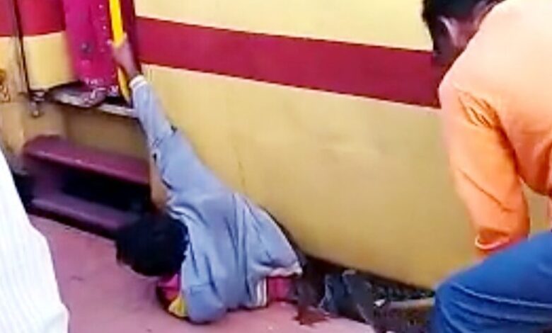 چلتی ٹرین سے اترنے کی کوشش، ایک شخص ٹرین اورپلیٹ فارم کے درمیان پھنس گیا