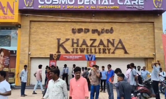  دن دہاڑے جیولری شاپ میں ڈکیتی ۔لاکھوں روپے کے زیورات لوٹ کر ڈاکوفرار