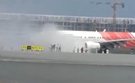 مسقط ایئرپورٹ پر ایئر انڈیا ایکسپریس کے طیارے میں آگ لگ گئی